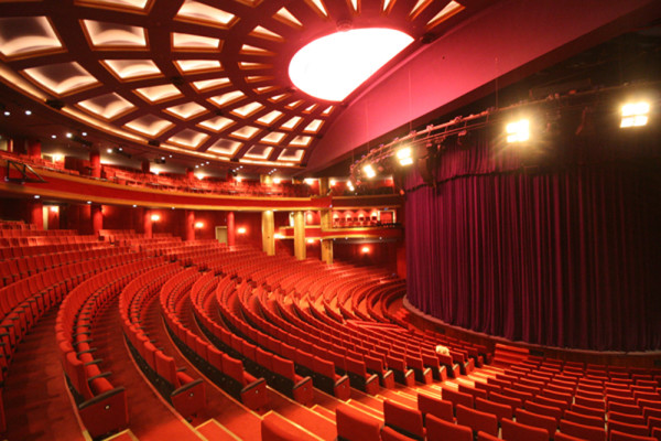 tim_show_center_istanbul_places_turkiye_turkey_gosteri_sanat_tiyatro_turker_inanoglu_dans_sahne_stage_arts_hall_red_seats_stage1